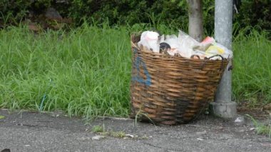 Bambu sepetleri Arka plan çim plastik çöp.