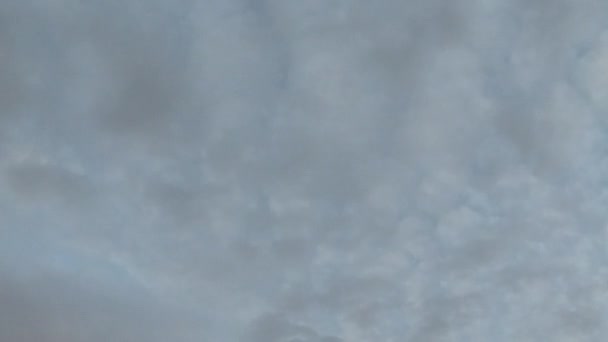태양과 구름의 반사의 모션은 아침에 하늘에 빠르게 — 비디오