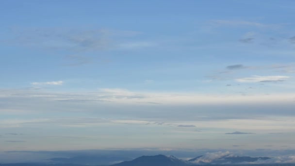 Bulutlar Gökyüzü Sabah Işığı Dağların Ağaçların Arka Planı — Stok video
