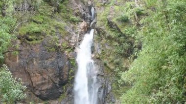 Thong Pha Phum Milli Parkı, Kanchanaburi fabrikasıYüksek jokkradin Şelalesi dağlarda akan şelale.