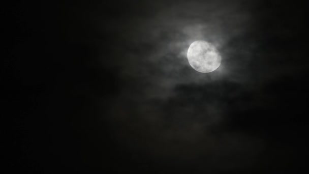 時間の経過運動満月の表面のクレーター暗い空と夜の黒い雲の中で速く上に移動 — ストック動画