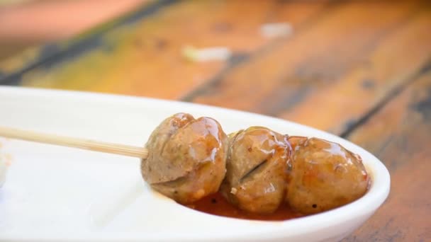 Grillade Köttbullar Med Skaldjurssås Vit Plastplatta — Stockvideo