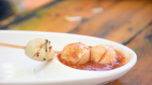 Grilled Pork Meatballs Seafood Sauce White Plastic Plate — Stock Video