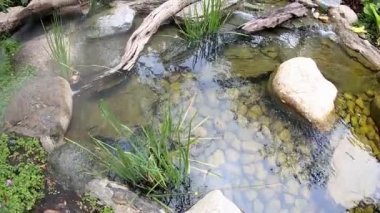 Taşlardan akan su, şelale modeli oluşturulur ve buhar.