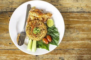 Ahşap masada Karides ile Kızarmış pilav , baharatlı gıda Tay tarzı.