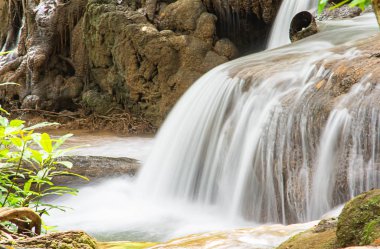Şelale Tayland Kroeng Krawia Şelalesi Milli Parkı, Kanchana buri dağlardan akan.