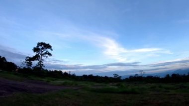 Güneş yansıması ve bulutlar phetchaburi Phu Hin Rong Kla Milli Parkı'nda gökyüzü Arka plan dağ üzerinde hareket , Tayland.