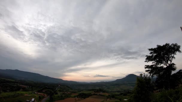 タイムラプスモーション 太陽と雲の反射は タイのカオタキアンNgo フェッチャボンの空の背景山に速く移動します — ストック動画