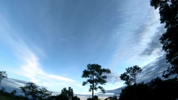 Reflet Soleil Les Nuages Déplacent Sur Ciel Arrière Plan Montagne — Video