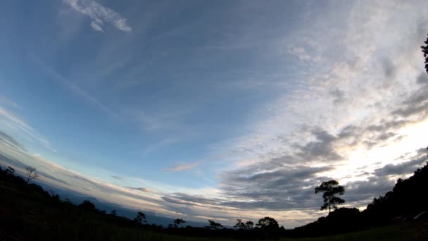 Рух Уповільненої Зйомки Відображення Сонця Хмари Швидко Рухаються Горі Небо — стокове відео