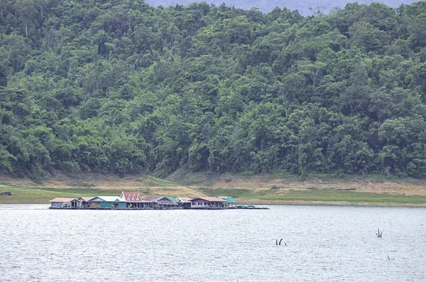 La balsa de madera en el agua en los embalses y vistas a la montaña en el Parque Nacional Khao Laem, Kanchanaburi en Tailandia . — Foto de Stock