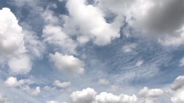 Zaman atlamalı hareket Güneş'in yansıması ve bulutlar gökyüzünde hızlı hareket.
