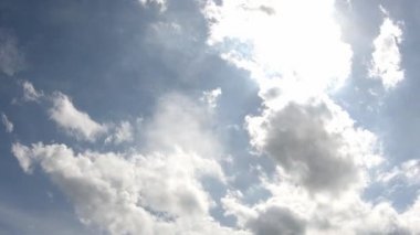 Zaman atlamalı hareket Güneş'in yansıması ve bulutlar gökyüzünde hızlı hareket.