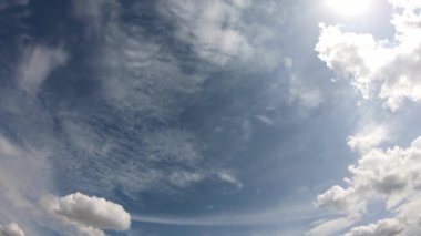 Zaman atlamalı hareket Güneş'in yansıması ve bulutlar gökyüzünde hızlı hareket.