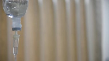 Hortumdan akan şişeden tuzlu damlalar.