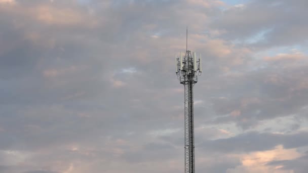 Akşam Gün Batımı Işığı Telefon Alıcıan Anten Sonra Gökyüzünde Uçan — Stok video