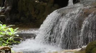 Tayland'da Kanchanaburi'deki Songkhalia şelalesinde dağlardan akan şelale.
