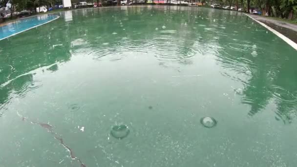 Дощ Падає Відкритий Баскетбольний Майданчик Парку — стокове відео