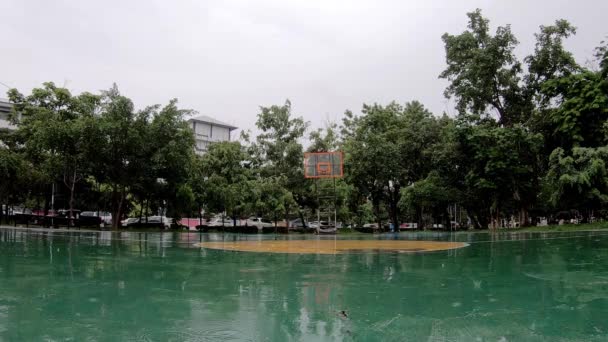 Дощ Падає Відкритий Баскетбольний Майданчик Парку — стокове відео
