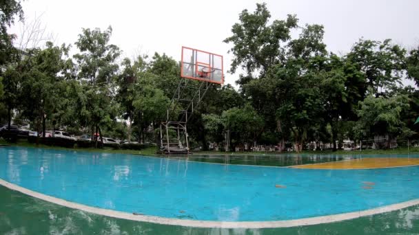 Regen Prasselt Auf Basketballplatz Park — Stockvideo