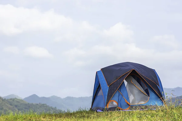 Namiot na tle trawnika Góry i niebo. — Zdjęcie stockowe