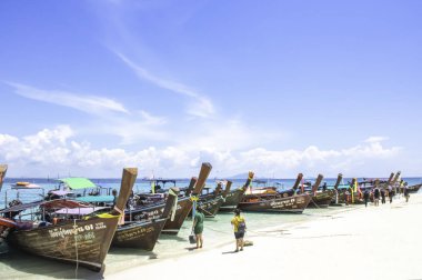 Tayland 'da Krabi adasındaki Poda adasında bir sürü tekne turu ve turist. 13 Ekim 2019.