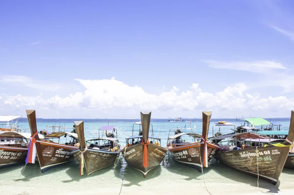 Massor av båtturer och turister på stranden på Poda Island, Krabi i Thailand. 13 oktober, 2019. — Stockfoto