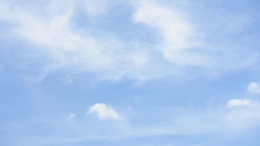 Hızla hareket eden bulutlar gündüz vakti gökyüzünde hızla hareket ediyor..