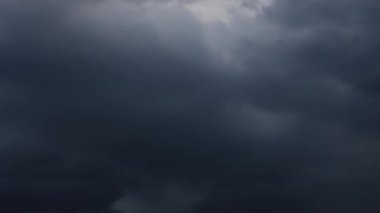 Kara yağmur bulutları gündüz vakti gökyüzünde hızla hareket ediyor..