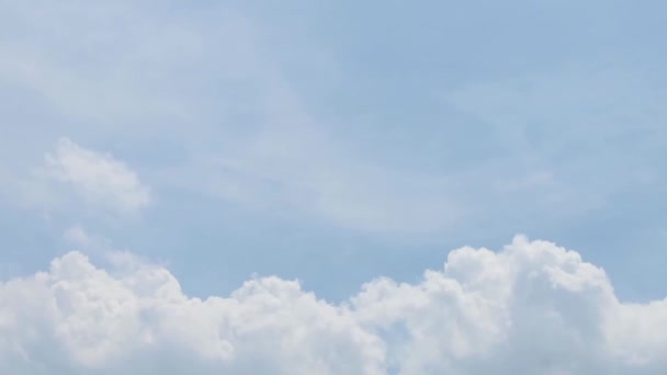 Movimiento de lapso de tiempo las nubes se mueven rápidamente en el cielo durante el día brillante . — Vídeos de Stock