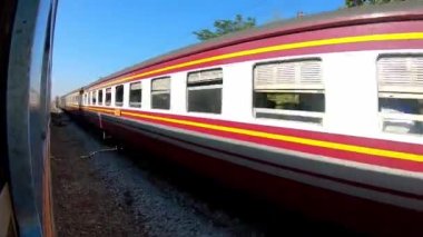 Tayland 'daki Khiri Han' ın tren istasyonundan geçen trenler..