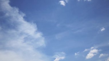 Hızla hareket eden bulutlar gündüz vakti gökyüzünde hızla hareket ediyor..