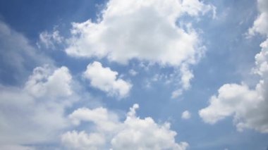 Hızla hareket eden bulutlar gündüz vakti gökyüzünde hızla hareket ediyor..