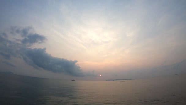Time lapse motion olas de mar y barco Las nubes de fondo se mueven rápido y la luz dorada del amanecer en la mañana en el cielo — Vídeos de Stock