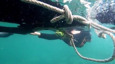 Turistlerin sualtı videosu. Koh Talu 'da güzel bir deniz, Tayland' da Prachuap Khiri Khan. 17 Mart 2020.