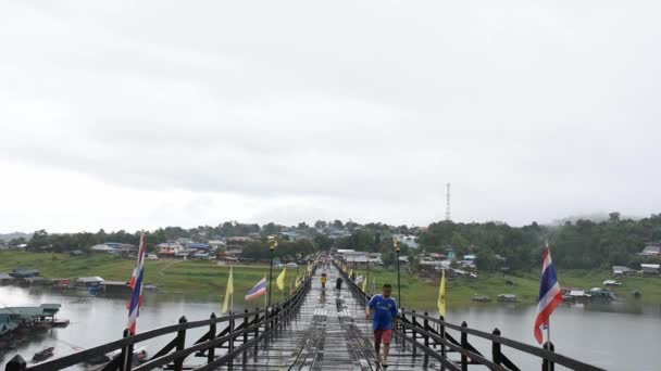 Mnoho Turistů Chodí Dřevěném Mostě Přehrady Dřevěném Mostě Mon Kanchanaburi — Stock video