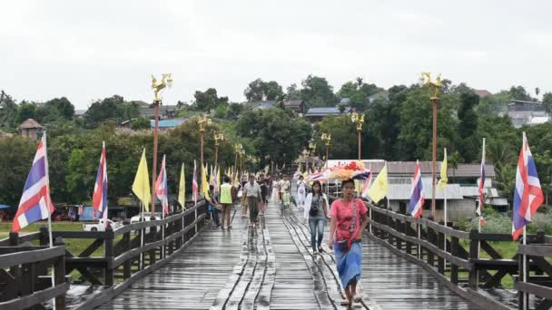 Mnoho turistů chodí po dřevěném mostě přehrady na dřevěném mostě mon, Kanchanaburi v Thajsku. 21. července 2019 — Stock video