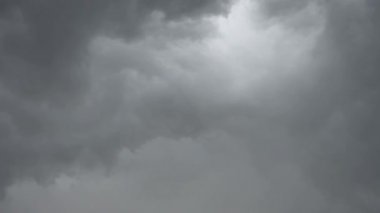 Güneşin ve kara yağmur bulutlarının yansımasının hızlandırılmış hareketi gökyüzünde hızlı hareket eder..