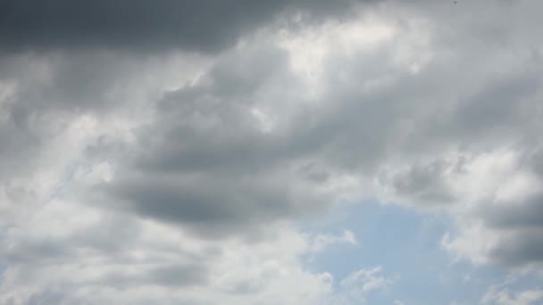 Tijdsverloop beweging van De reflectie van de Zon en de Zwarte Regenwolken bewegen snel aan de hemel. — Stockvideo