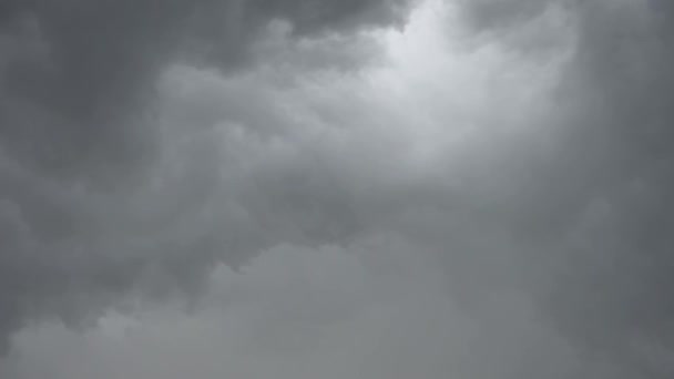 Tijdsverloop beweging van De reflectie van de Zon en de Zwarte Regenwolken bewegen snel aan de hemel. — Stockvideo