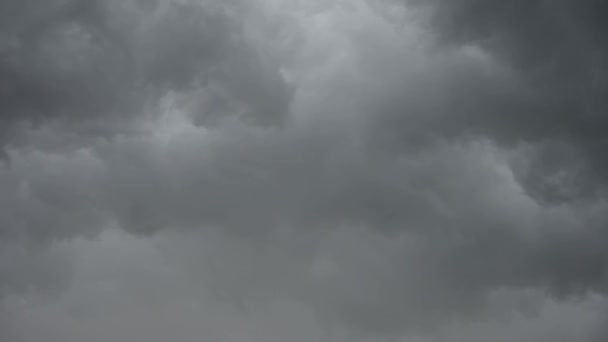 Time lapse motion of Le reflet du Soleil et les nuages de pluie noirs se déplacent rapidement sur le ciel .