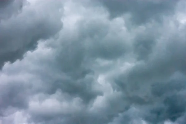 Черные Дождевые Облака Небе — стоковое фото