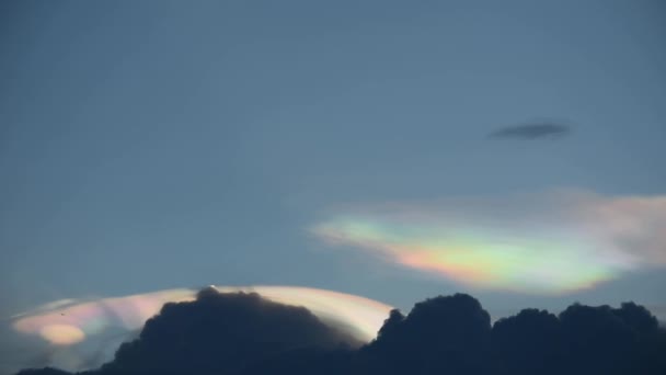 De schoonheid van de regenboog wolken Boven de zwarte wolken in de avond met vliegtuigen vliegen. — Stockvideo