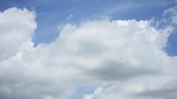 Movimiento de lapso de tiempo El humo blanco de las nubes se mueve rápidamente en el cielo durante el día brillante . — Vídeos de Stock