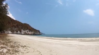 Video, kumsal plajlarının solundan sağa ve körfezdeki ışık dalgaları Phraya Nakhon Mağarası, Prachuap Khiri Khan, Tayland.