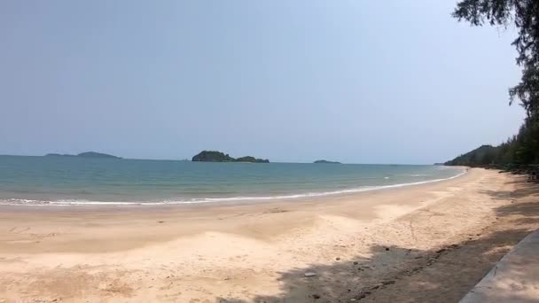 Video przenosi się z prawej na lewą stronę Piaszczystych plaż i fal świetlnych w zatoce Tło morze i wyspa na Sairee Beach, Chumphon, Tajlandia. — Wideo stockowe