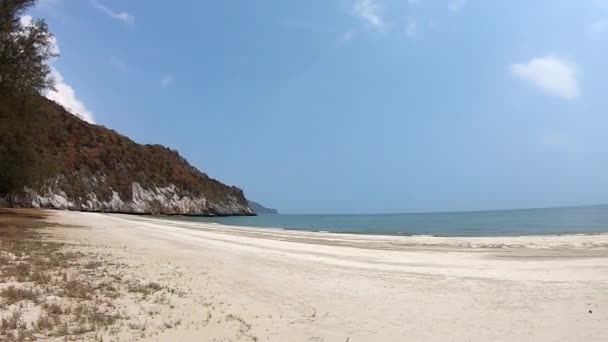 Video przenosi się z lewej na prawą stronę Piaszczystych plaż i fal świetlnych w zatoce Tło morze i wyspa w Phraya Nakhon Cave, Prachuap Khiri Khan, Tajlandia. — Wideo stockowe