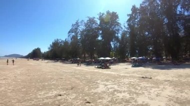 Video, Turizm 'in solundan sağa doğru, Suan Son Pradipat Plajı' ndaki plaj ağacında şemsiyeler, Khiri Khan ACin Thailand üzerinde hareket ediyor. 16 Şubat 2020