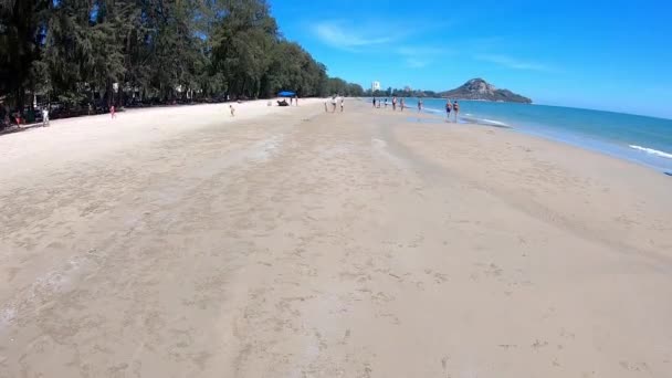 Video porusza się od dołu do góry turystów na piaszczystych plażach i fal świetlnych Tło morza w Suan Son Pradipat Beach, Prachuap Khiri Khan w Tajlandii. 16 lutego 2020 — Wideo stockowe