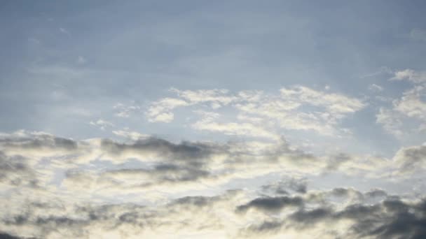 Time lapse moto del riflesso del sole e le nuvole di pioggia nera si muovono velocemente sul cielo la sera . — Video Stock